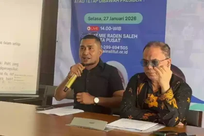 Ir. H. R. Haidar Alwi Bersama Sandri Rumanama